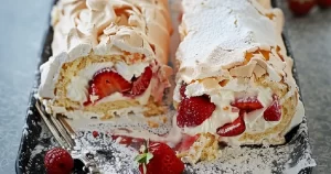 Roulade de Pavlova aux Fraises et à la Crème de Mascarpone