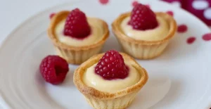 Tartelettes aux Amandes, Gelée de Framboises et Crème Pâtissière Ultra-Vanillée