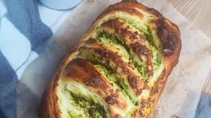 Babka Salée au Pesto _ Une Délicieuse Brioche Torsadée pour l’Apéritif