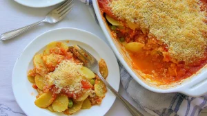 Crumble de Blanc de Poulet à la Sauce Tomate et Basilic avec Pommes de Terre