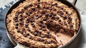 Chocolate-Chip-Streusel-Skillet-Breakfast-Cake-Whats-Gaby-Cooking